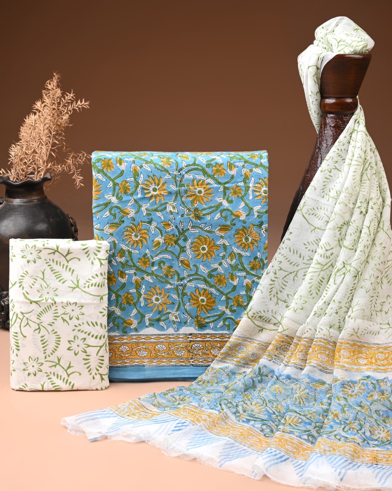 ✨ Graceful Elegance: Pure Cotton Unstitched Suit with Lightweight Chiffon Dupatta ✨