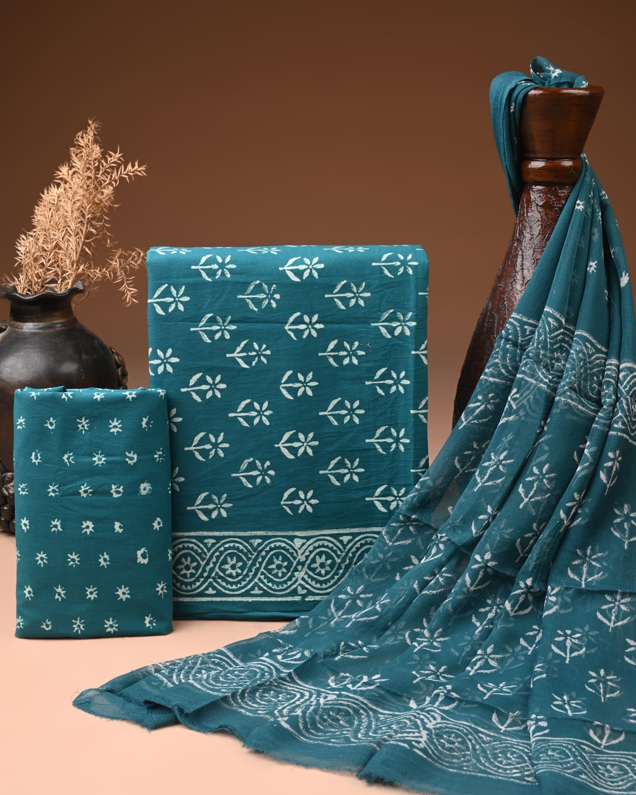 ✨ Subtle Sophistication: Fine Quality Cotton Suit with Flowy Chiffon Dupatta ✨